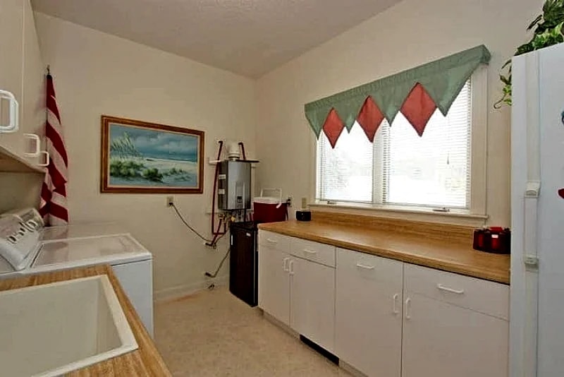The Lighthouse- Oceanfront, 2 Large Decks & Open Floorplan in Folly Beach, South Carolina, United States — photo 5