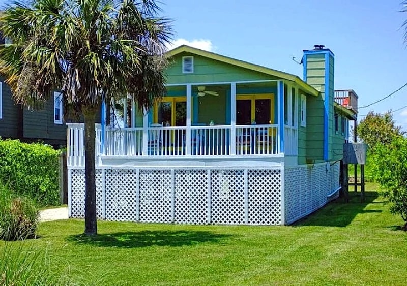 The Perfect Beach Cottage- Pet Friendly, Dock, & Rooftop deck - Repeat Guest Favorite! in Folly Beach, South Carolina, United States — photo 2