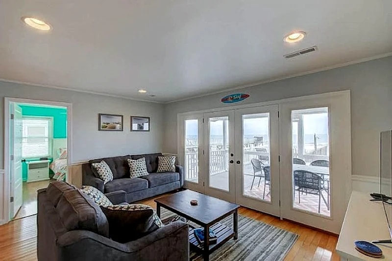 South Shore- Oceanfront, Screen Porch & Large Deck in Folly Beach, South Carolina, United States — photo 3