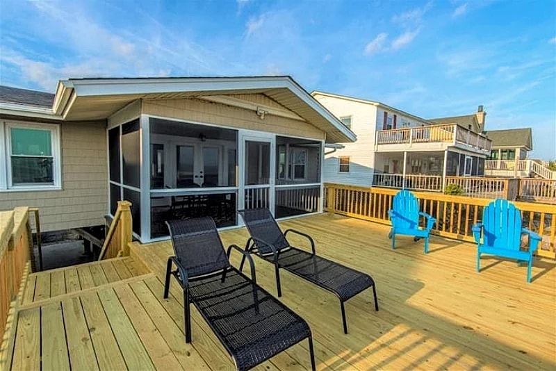 South Shore- Oceanfront, Screen Porch & Large Deck in Folly Beach, South Carolina, United States — photo 2