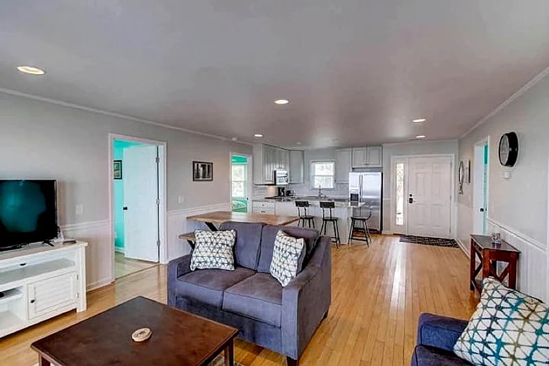 South Shore- Oceanfront, Screen Porch & Large Deck in Folly Beach, South Carolina, United States — photo 4
