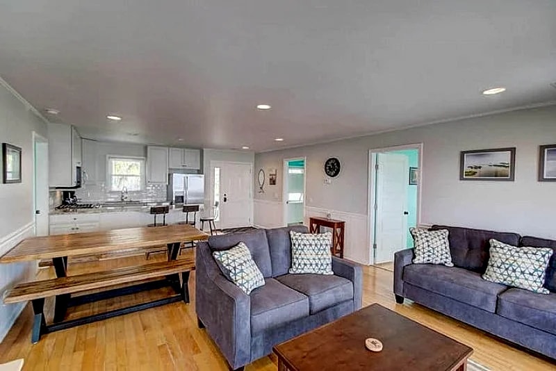 South Shore- Oceanfront, Screen Porch & Large Deck in Folly Beach, South Carolina, United States — photo 5
