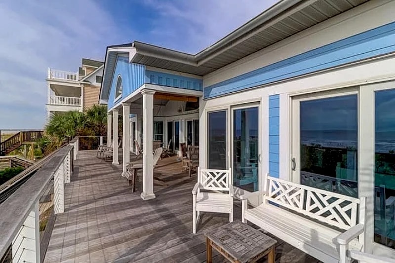 513 East Arctic- Oceanfront Rental! Large Porch & Open Floor Plan, Close to Town in Folly Beach, South Carolina, United States — photo 3
