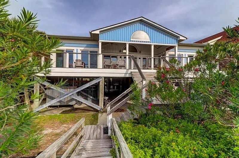 513 East Arctic- Oceanfront Rental! Large Porch & Open Floor Plan, Close to Town in Folly Beach, South Carolina, United States — photo 2
