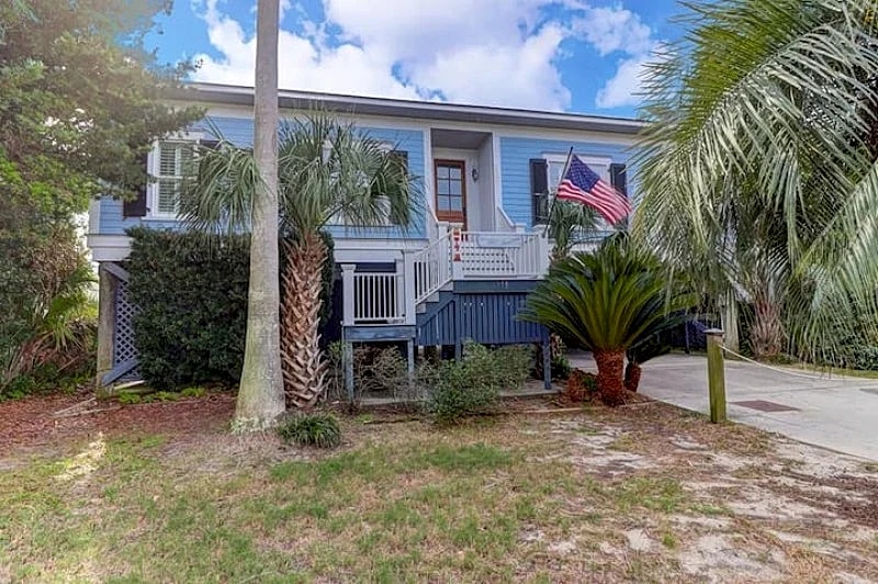 513 East Arctic- Oceanfront Rental! Large Porch & Open Floor Plan, Close to Town in Folly Beach, South Carolina, United States — photo 1