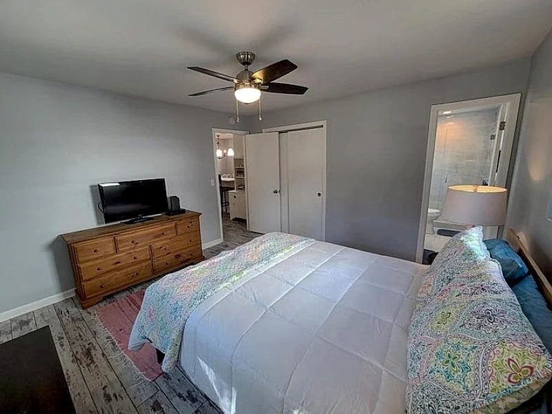 1018 East Cooper- Unique Folly Cottage! Close to Beach access, Amazing comfort! in Folly Beach, South Carolina, United States — photo 4