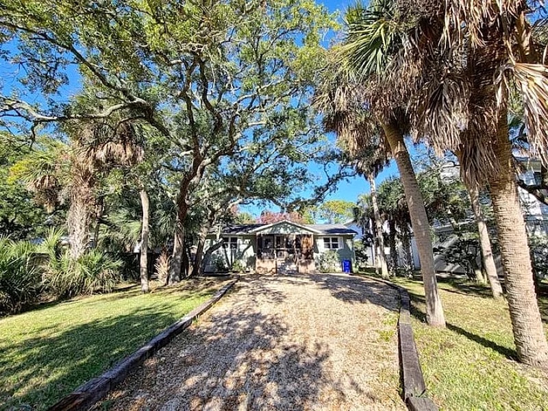 1018 East Cooper- Unique Folly Cottage! Close to Beach access, Amazing comfort! in Folly Beach, South Carolina, United States — photo 2