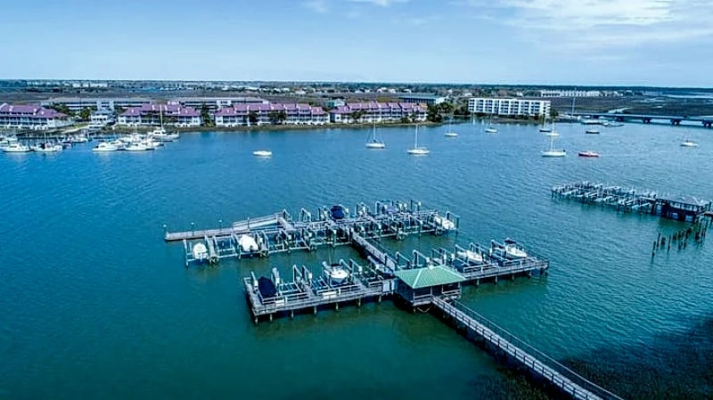 1 Turtle Bay- Lavish Townhome with Community Pool & Dock in Folly Beach, South Carolina, United States — photo 4