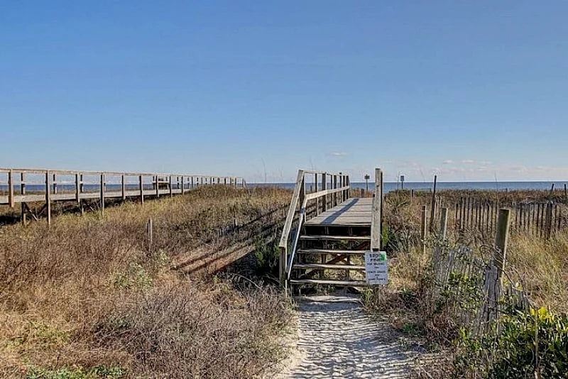 710-B East Arctic- Beach Access Across Street! Apartment of Awesome Triplex in Folly Beach, South Carolina, United States — photo 4