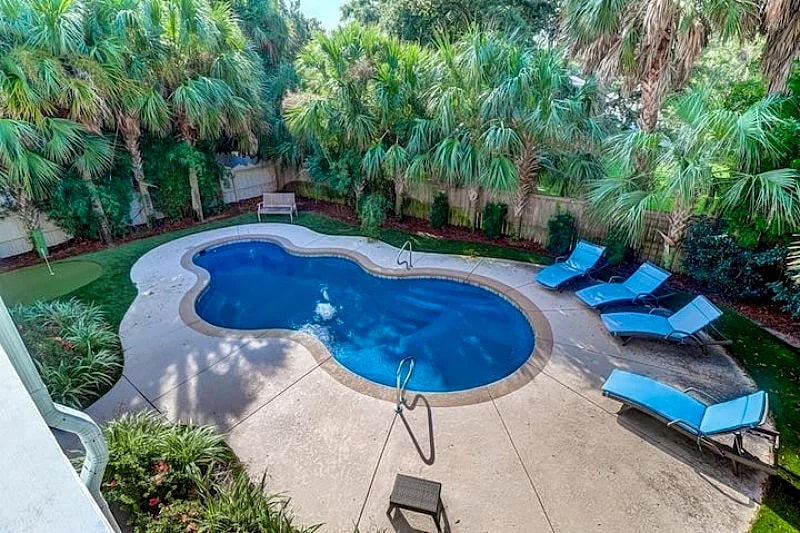 Custom Home, Private Pool, Hot Tub and Close to the Beach!