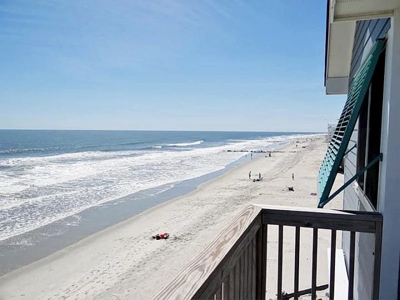 1 Summer Place- Oceanfront and Pet Friendly-Private Volleyball Ct, Spacious Deck and Screened in Porch in Folly Beach, South Carolina, United States — photo 5