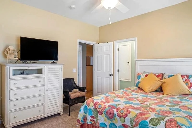 1 Summer Place- Oceanfront and Pet Friendly-Private Volleyball Ct, Spacious Deck and Screened in Porch in Folly Beach, South Carolina, United States — photo 4