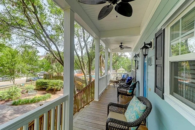 Blue Pearl- Welcome to the Blue Pearl! Pet Friendly & 1 Block to Town in Folly Beach, South Carolina, United States — photo 3