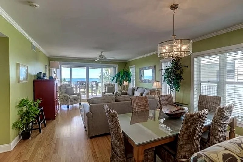 Luxury Oceanfront Condo: 4 bedroom, 4 bathroom, steps to beach & pool in Isle Of Palms, South Carolina, United States — photo 4