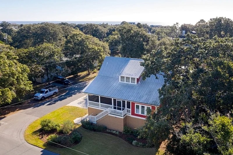 Pure Folly- Near Beach, Lots of Porch Space! Luxury Furnishings in Folly Beach, South Carolina, United States — photo 2