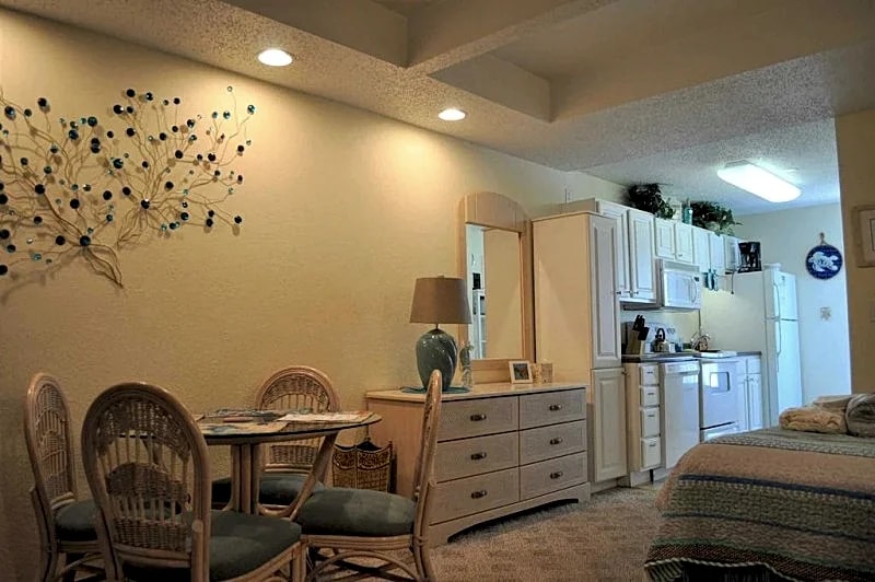 Ocean Block Condo, Steps from the Beach, Balcony, Linens, Paper Goods, Beach Items - UNIT 4 in Ocean City, Maryland, United States — photo 2