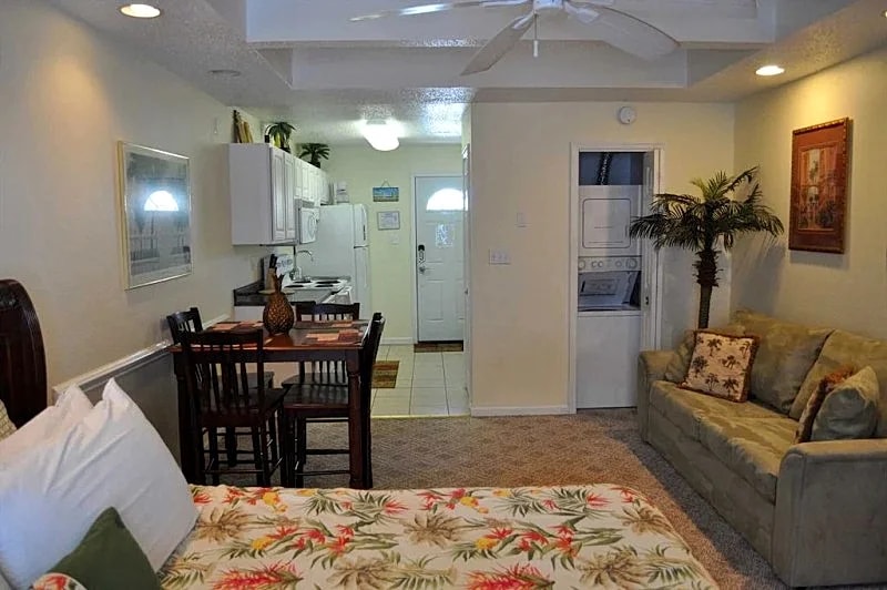 Ocean Block Condo, Steps from the Beach, Balcony, Linens, Paper Goods, Beach Items - UNIT 8 in Ocean City, Maryland, United States — photo 2