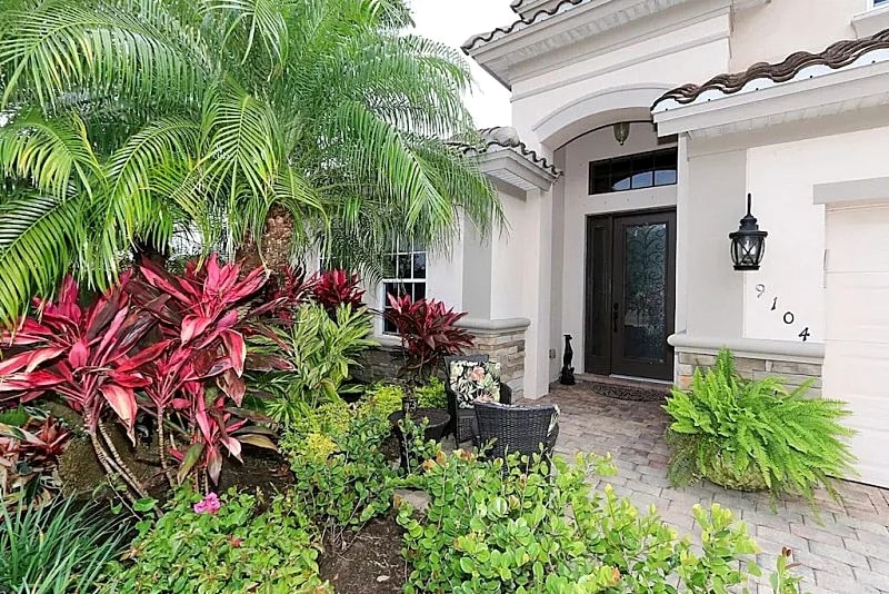 Beautiful, spacious, professionally decorated with pool & spa home in Naples, Florida, United States — photo 5