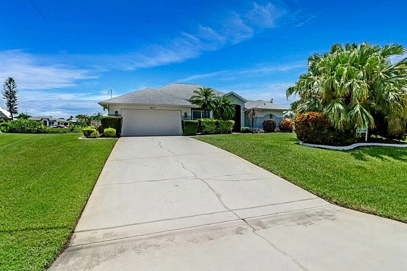 Blue Oasis 3b/2ba Elect Heated Pool, Gulf Access Canal, WiFi, Boat Dock, 2 kayaks, 2 bicycles in Cape Coral, Florida, United States — photo 3