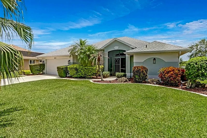 Blue Oasis 3b/2ba Elect Heated Pool, Gulf Access Canal, WiFi, Boat Dock, 2 kayaks, 2 bicycles