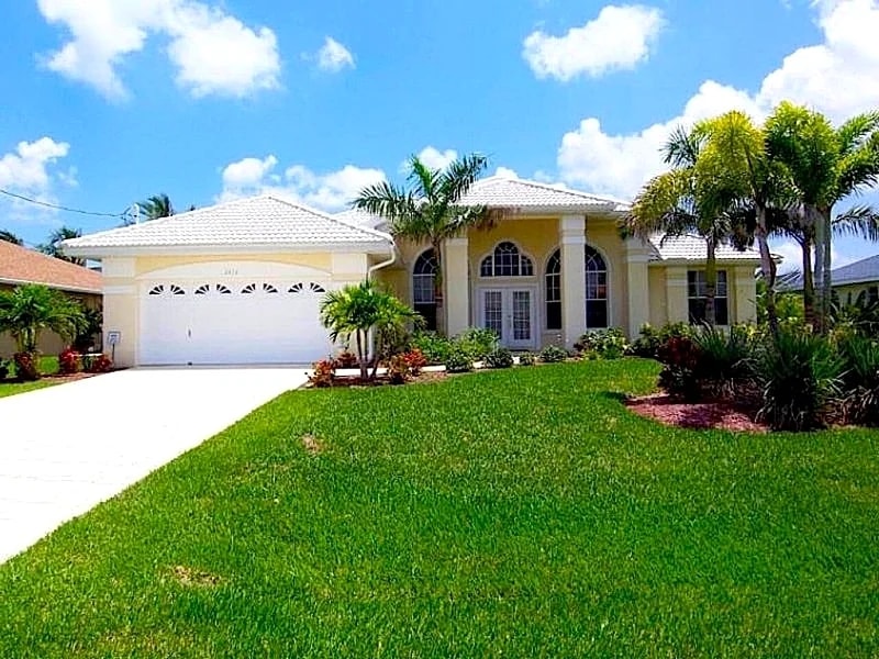 Villa Michaela 1059 3b 2ba SW Cape Coral Gulf Access Canal Southern Exposure, heated Pool and Spa in Cape Coral, Florida, United States — photo 2