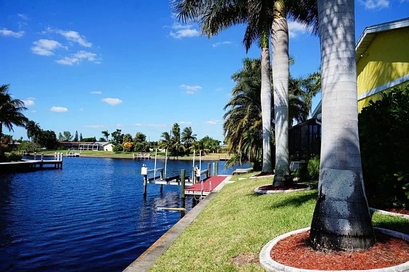 Casa DeLo 1028 SE Cape Coral 3b 2ba Den oversized electric heated pool located on Intersection Canal in Cape Coral, Florida, United States — photo 5