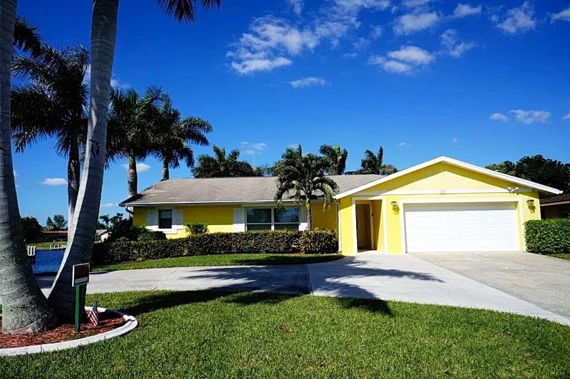 Casa DeLo 1028 SE Cape Coral 3b 2ba Den oversized electric heated pool located on Intersection Canal in Cape Coral, Florida, United States — photo 4