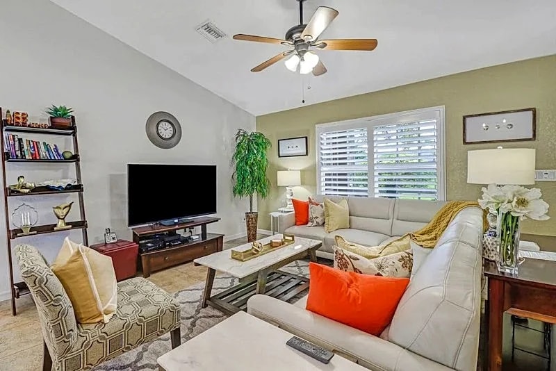 Jenny 1060 SW Cape Coral 3b 2ba home electric heated pool and spa HSW Internet fenced yard in Cape Coral, Florida, United States — photo 4