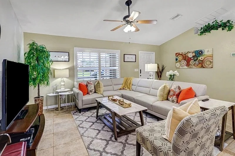 Jenny 1060 SW Cape Coral 3b 2ba home electric heated pool and spa HSW Internet fenced yard in Cape Coral, Florida, United States — photo 5