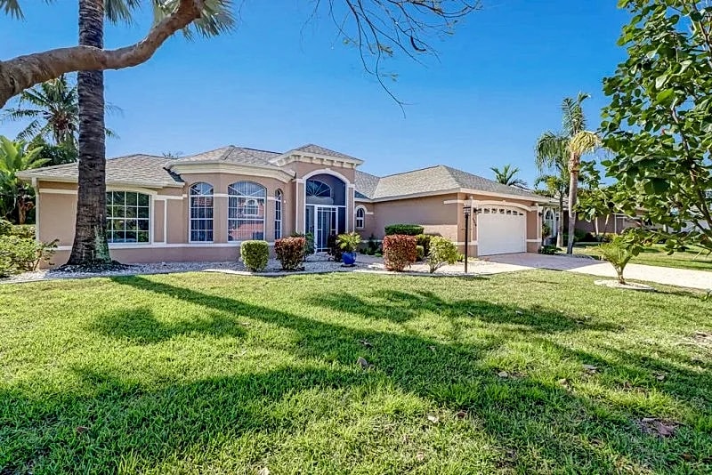 Villa Fish & Sips 1023 - Cape Coral 3b/2ba luxury home w/electric heated pool, gulf access canal