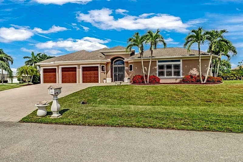 Bent Residence 1002 - SW Cape Coral Electric Heated Pool/Spa Courtyard Home, Game Room in Cape Coral, Florida, United States — photo 2
