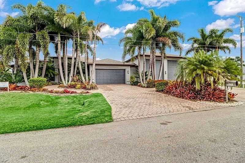 Tropical Retreat 1020 - Cape Coral 4b/3ba Waterfront w/electric heated Pool