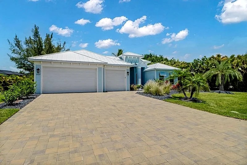 The Blue Pearl 1030 - Cape Coral 3b/3ba luxury home w/electric heated salt water pool, gulf access in Cape Coral, Florida, United States — photo 2
