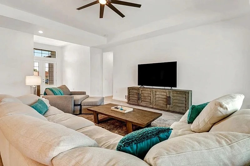 Villa Rosa 1031 - SE Cape Coral 3b/3ba Electric Heated Pool, Gulf Access Canal, HSW Internet in Cape Coral, Florida, United States — photo 2