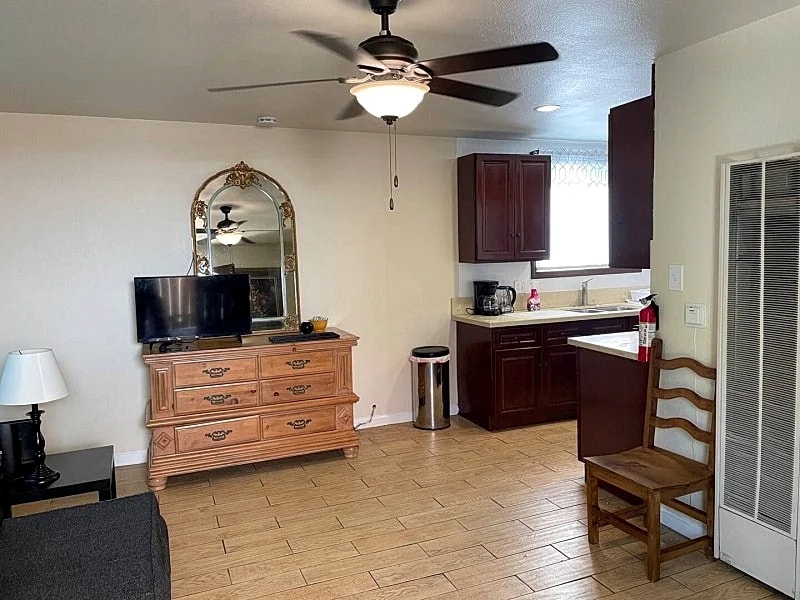 Share my Long Beach Apartment two bedroom one bath with you! in Long Beach, California, United States — photo 2