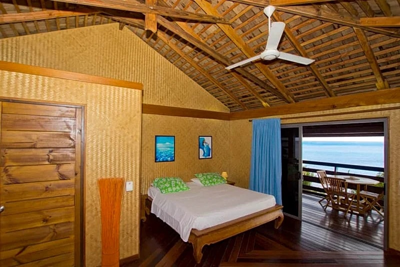 Beautiful Oceanfront bungalow with Infinity Pool! in Haapiti, Moorea Maiao, French Polynesia — photo 4