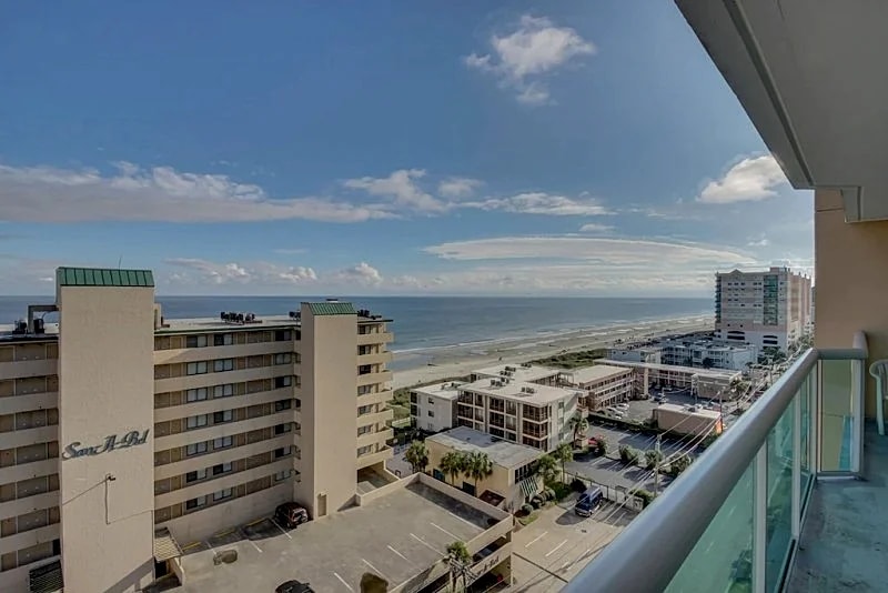 Spacious 2nd row condo with wonderful ocean view + FREE DAILY ACTIVITIES! in North Myrtle Beach, South Carolina, United States — photo 2