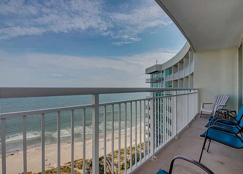Oceanfront, corner end unit at a great resort + FREE DAILY ACTIVITIES! in North Myrtle Beach, South Carolina, United States — photo 4