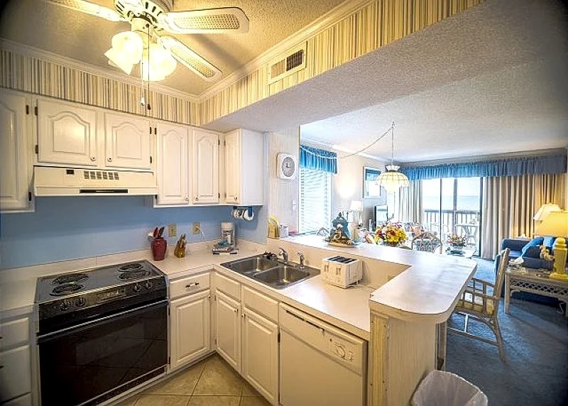 Oceanfront Condo with Screened In Oceanfront Balcony + FREE DAILY ACTIVITIES! in North Myrtle Beach, South Carolina, United States — photo 5