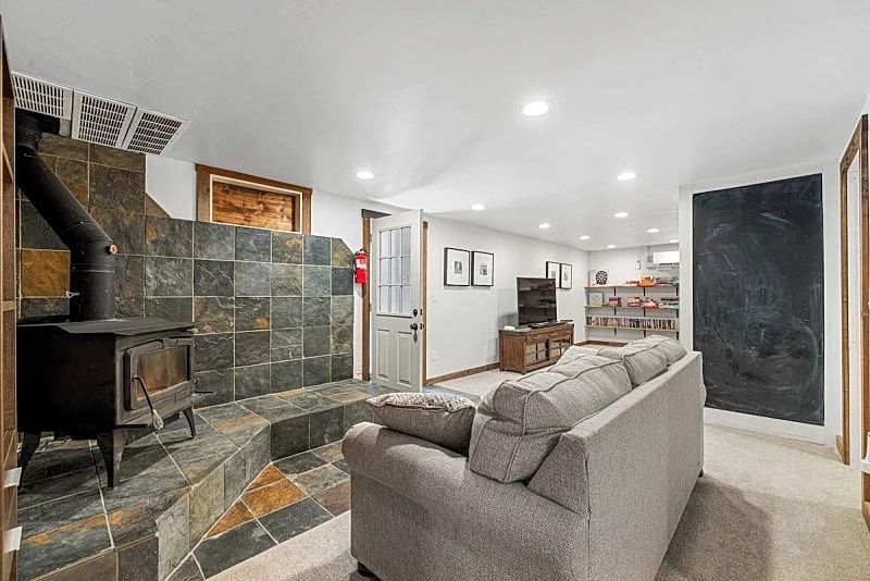 Rustic Retreat - Near downtown, parks & hospital - Hot tub - 5 bd in Cascade, Idaho, United States — photo 4