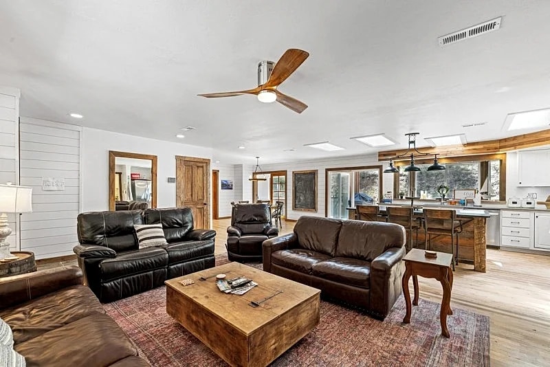 Rustic Retreat - Near downtown, parks & hospital - Hot tub - 5 bd in Cascade, Idaho, United States — photo 2