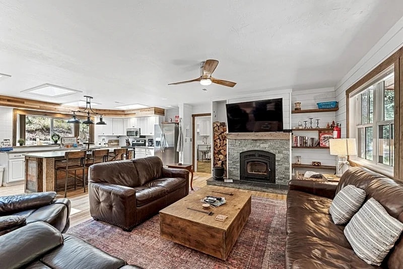 Rustic Retreat - Near downtown, parks & hospital - Hot tub - 5 bd in Cascade, Idaho, United States — photo 3