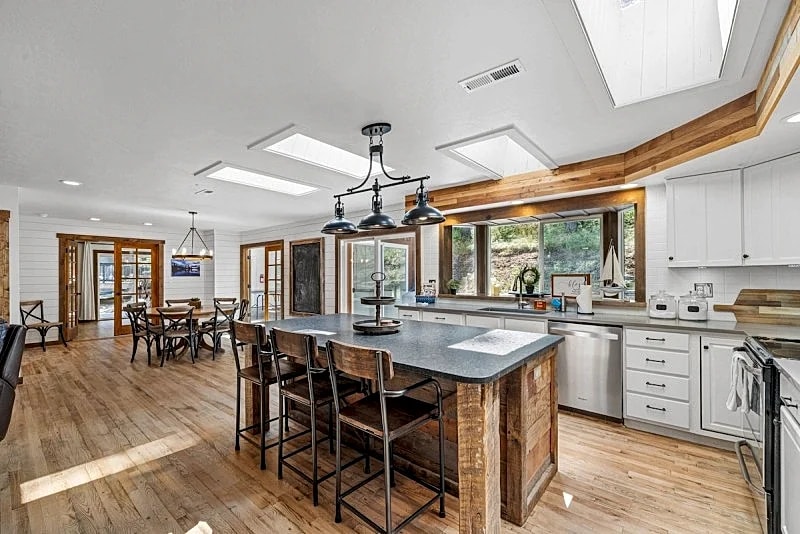 Rustic Retreat - Near downtown, parks & hospital - Hot tub - 5 bd in Cascade, Idaho, United States — photo 5