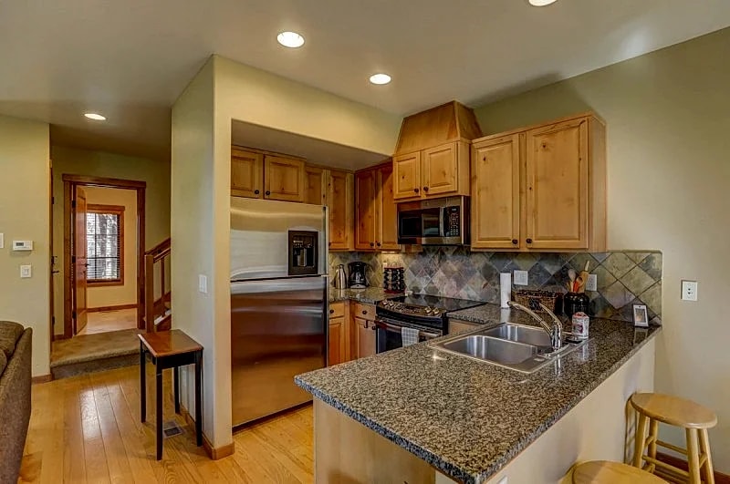 Tamarack Ski Resort Townhome - Elegant couple's retreat - Path to chairlift - Golf in McCall, Idaho, United States — photo 4