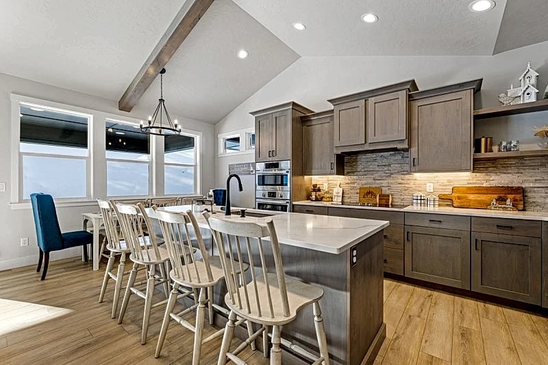 New Mountain Bluebird - walk to lake, golf, and town - game rm - family friendly - sleeps 14 in Cascade, Idaho, United States — photo 3