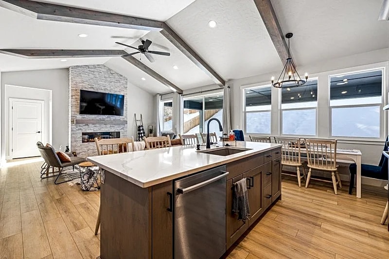 New Mountain Bluebird - walk to lake, golf, and town - game rm - family friendly - sleeps 14 in Cascade, Idaho, United States — photo 5