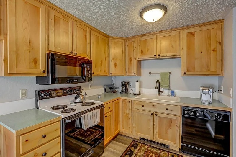 New - Dobby's Place - Fenced yard - Close to downtown - WiFi - Pet-friendly - Garage in McCall, Idaho, United States — photo 5