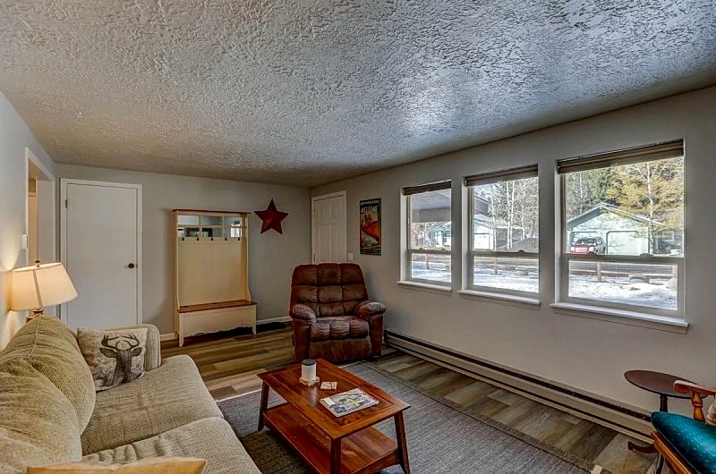 New - Dobby's Place - Fenced yard - Close to downtown - WiFi - Pet-friendly - Garage in McCall, Idaho, United States — photo 3