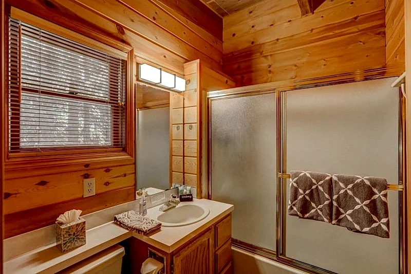 Classic McCall Lake House - Private Dock on Payette Lake - Hot Tub - Fire Pit in McCall, Idaho, United States — photo 4