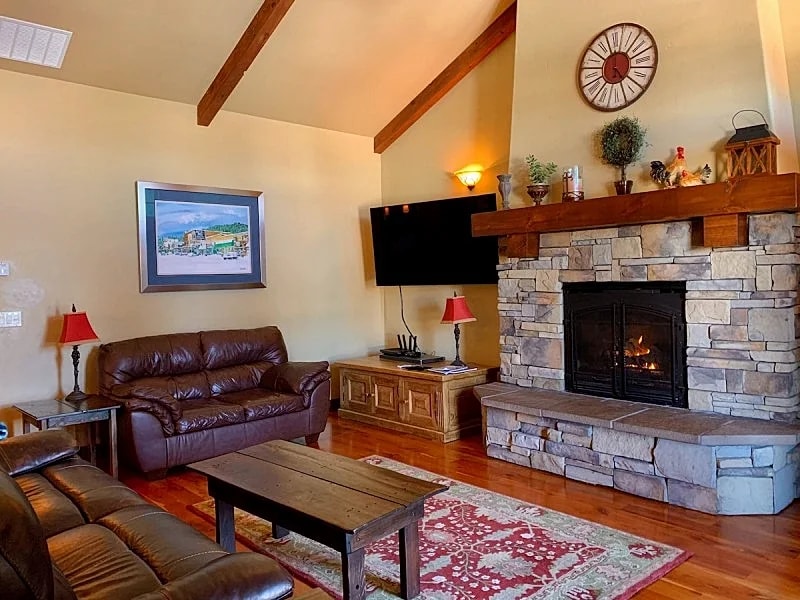 Greystone on Payette Lake - Air Conditioning - 1 Block from Marina - Propane Fireplace in McCall, Idaho, United States — photo 4